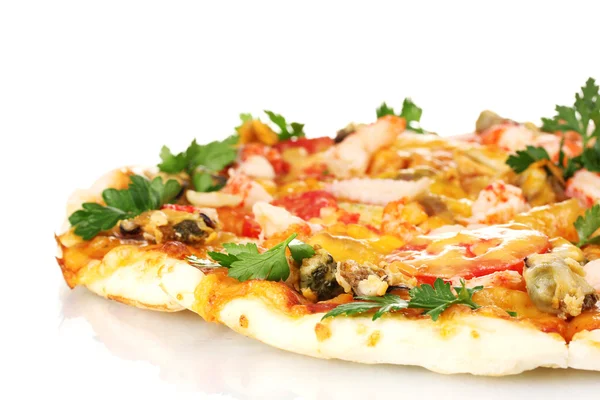 Deliciosa pizza con mariscos aislados en blanco —  Fotos de Stock