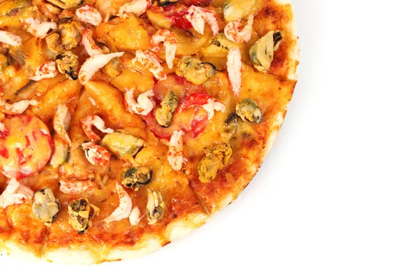 Deliziosa pizza con frutti di mare isolati su bianco — Foto Stock