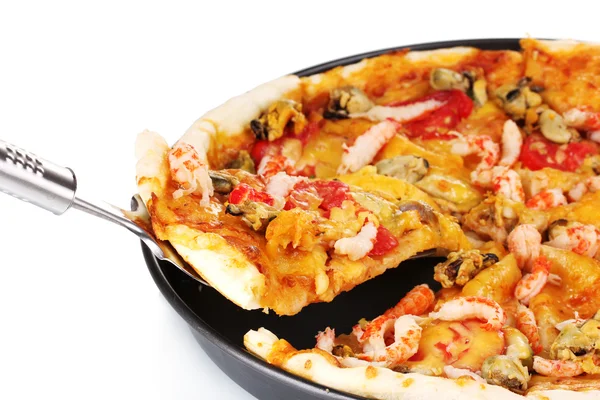 Heerlijke pizza met zeevruchten op plaat geïsoleerd op wit — Stockfoto