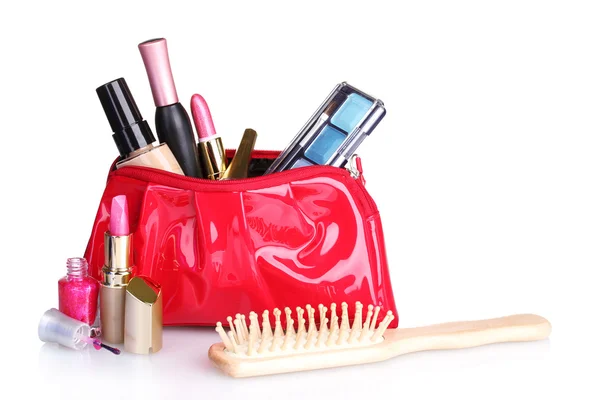 Bolsa de maquiagem vermelha bonita e cosméticos isolados em branco — Fotografia de Stock