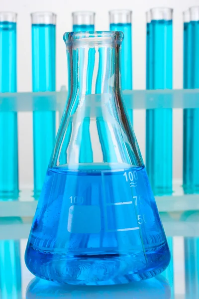 Provette con liquido blu isolato su bianco — Foto Stock