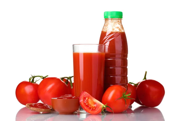 Томатный сок в стакане, бутылке и помидоре изолированы на белом — стоковое фото