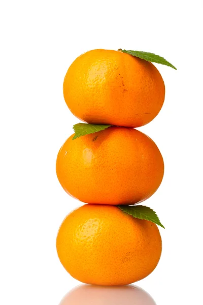 Zralé chutné mandarinky izolovaných na bílém — Stock fotografie