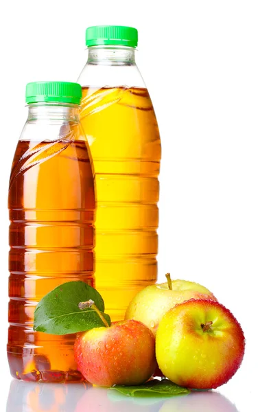 Вкусный яблочный сок в бутылках и яблоках изолированы на белом — стоковое фото