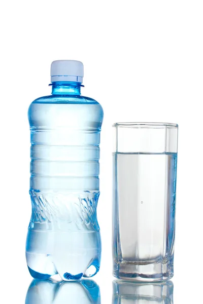 Одна пластиковая бутылка и стакан воды — стоковое фото