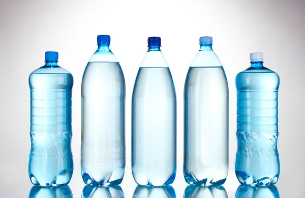 Csoport műanyag palack víz — Stock Fotó