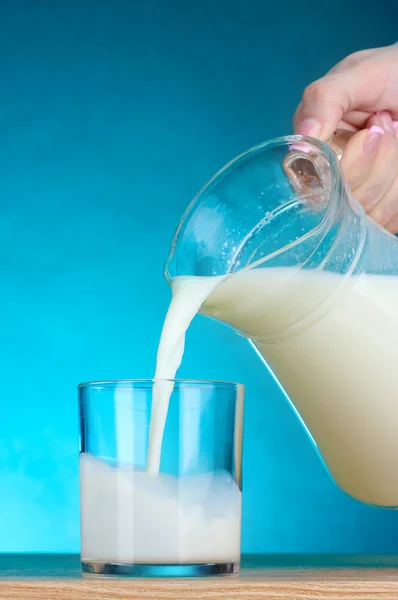 Mjölken hälls i glaset — Stockfoto
