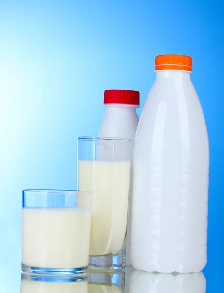 Bardak ve şişe lezzetli süt — Stok fotoğraf