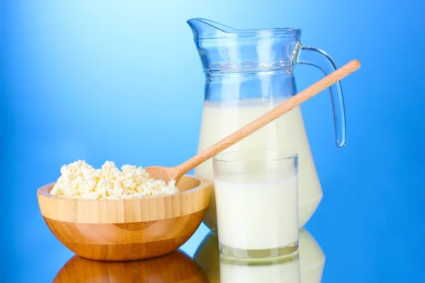 Smakelijke melk en kwark — Stockfoto