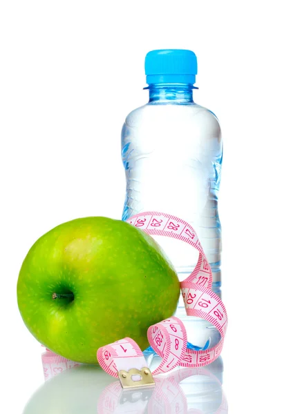 Bouteille en plastique avec eau, pomme et ruban à mesurer — Photo
