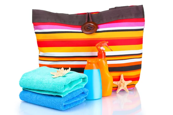 Светлая полосатая пляжная сумка и пляжные принадлежности — стоковое фото