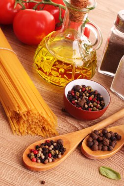 makarna spagetti domates, zeytin yağı, peper ve fesleğen ile