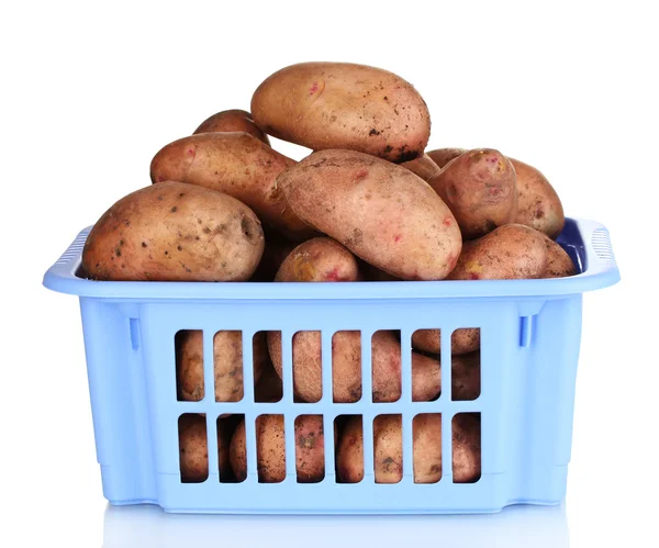 Batatas em caixa de plástico azul isolado em branco — Fotografia de Stock