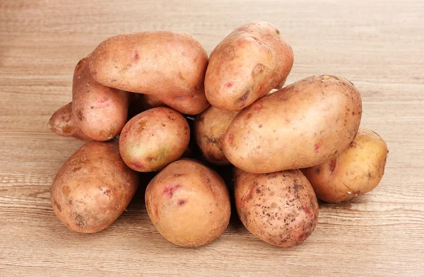 Batatas no fundo de madeira — Fotografia de Stock