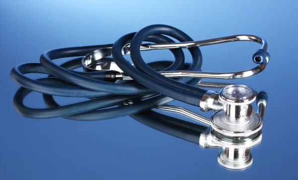 Stetoskop medyczny na niebieskim tle — Zdjęcie stockowe