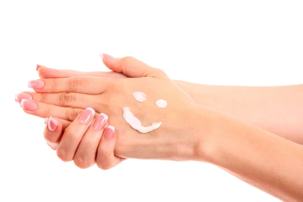 Gros plan de belles mains féminines appliquant de la crème pour les mains — Photo