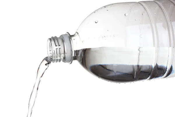 Água doce que sai da garrafa de plástico — Fotografia de Stock