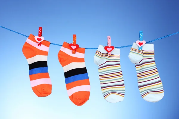 Zářivě pruhované ponožky na lince — Stock fotografie