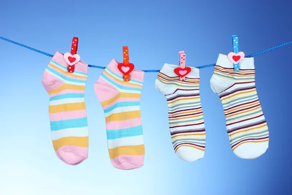 Heldere gestreepte sokken op regel — Stockfoto