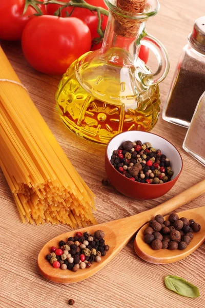Těstoviny špagety s rajčaty, olivový olej, peper a bazalkou — Stock fotografie