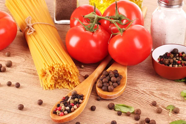 Espaguetis de pasta con tomates, aceite de oliva, peper y albahaca —  Fotos de Stock