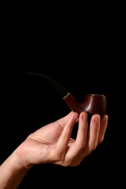 tabak-pipe in de hand op zwarte achtergrond