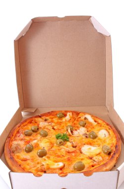 Bütün pizza kutusu beyaz arka plan üzerinde zeytinli