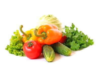 beyaz arkaplanda farklı taze sebzeler