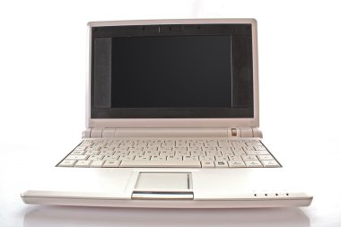 Beyaz arka plan üzerinde izole laptop