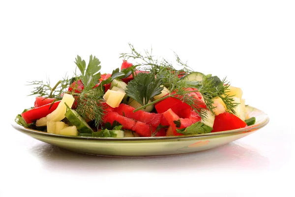 Salat auf Teller auf weiß — Stockfoto