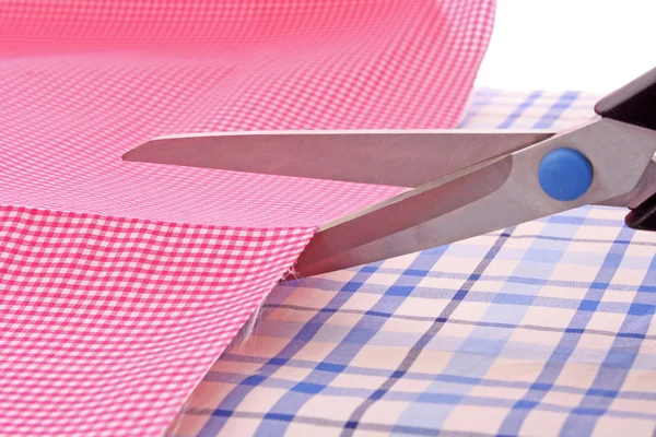 Dressmaker режет ножницы ткани — стоковое фото