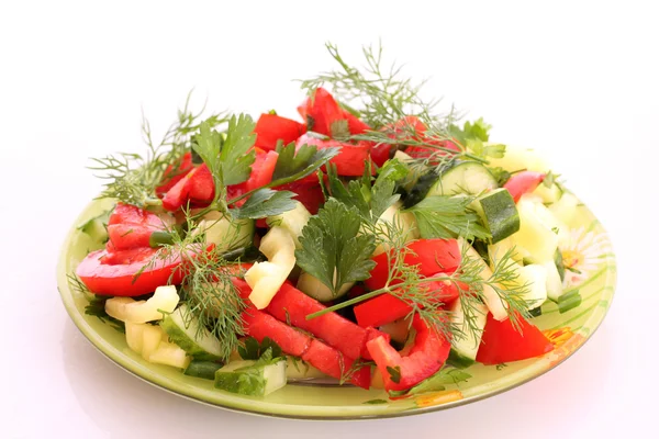 Ensalada verde con tomate y pepino servida con eneldo y perejil —  Fotos de Stock
