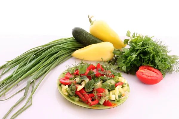 Zielona sałatka z pomidora i ogórka z koperkiem i parsle — Zdjęcie stockowe