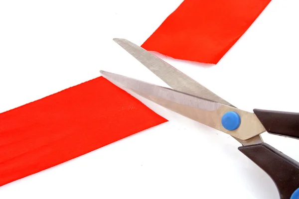 Красная лента с ножницами изолированы на белом — стоковое фото