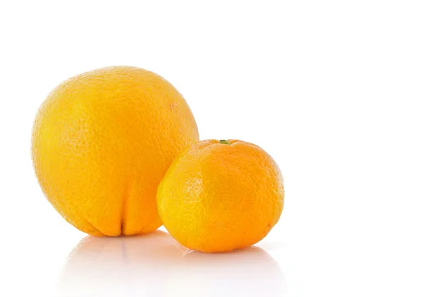 Mandarina y naranja sobre blanco — Foto de Stock