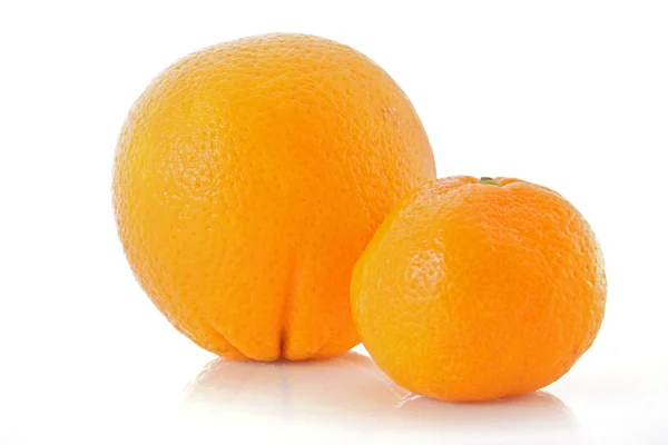 Mandarina e laranja sobre branco — Fotografia de Stock