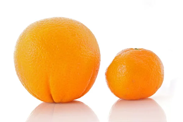 Mandarina e laranja sobre branco — Fotografia de Stock