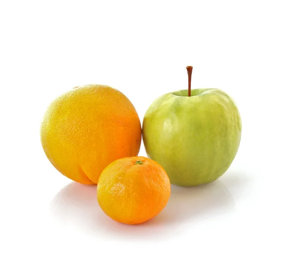 Manzana y cítricos aislados en blanco —  Fotos de Stock
