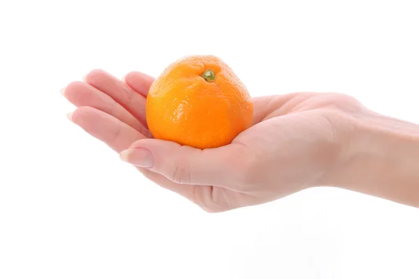 Fris oranje in de hand geïsoleerd op wit — Stockfoto