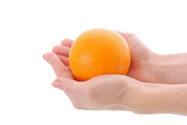 Fris oranje in de handen geïsoleerd op wit — Stockfoto