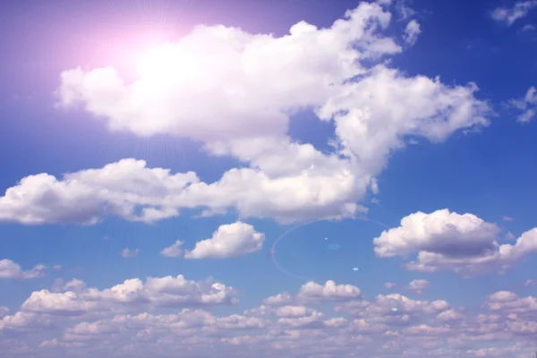 Solig himmel bakgrund och moln — Stockfoto
