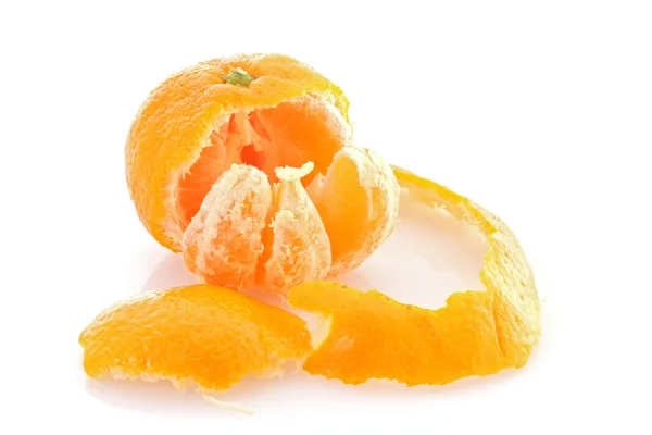 Frische Mandarine isoliert auf weißem Hintergrund — Stockfoto