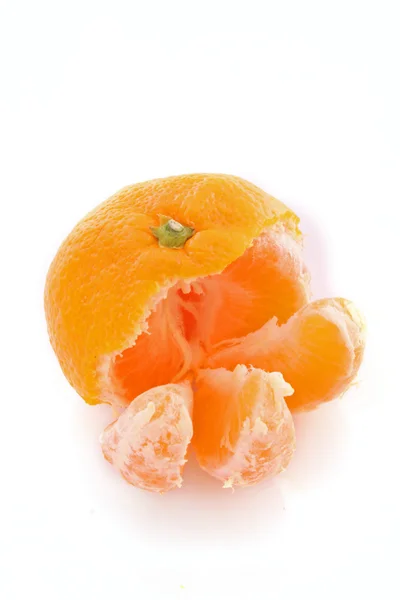 Verse mandarijn geïsoleerd op witte achtergrond — Stockfoto