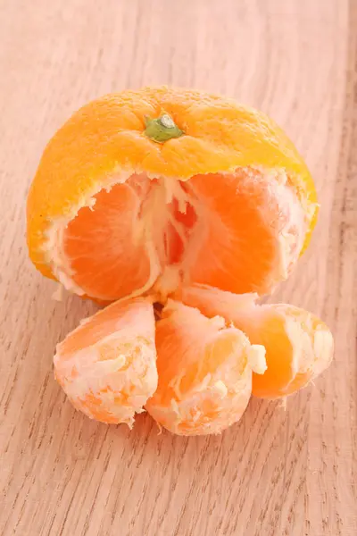 Fresh mandarin isolated on wooden background — Stock Photo, Image