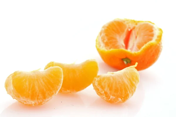 Čerstvé mandarinky izolované na bílém pozadí — Stock fotografie