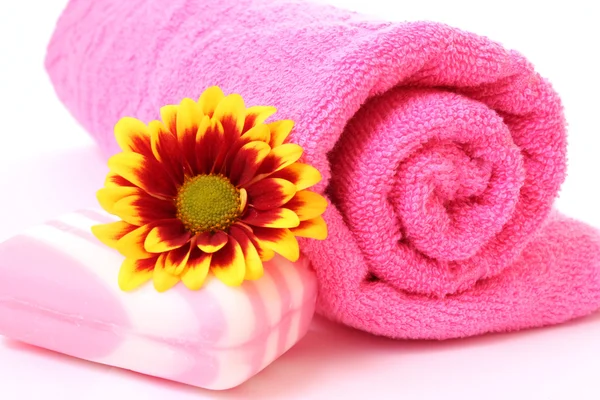 Sabão, flor e toalha em branco — Fotografia de Stock