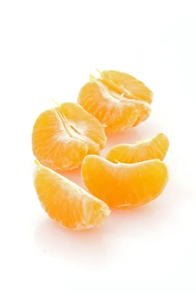 Mandarina fresca aislada sobre fondo blanco — Foto de Stock