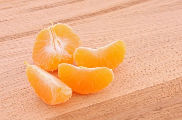 Färska mandarin isolerad på trä bakgrund — Stockfoto