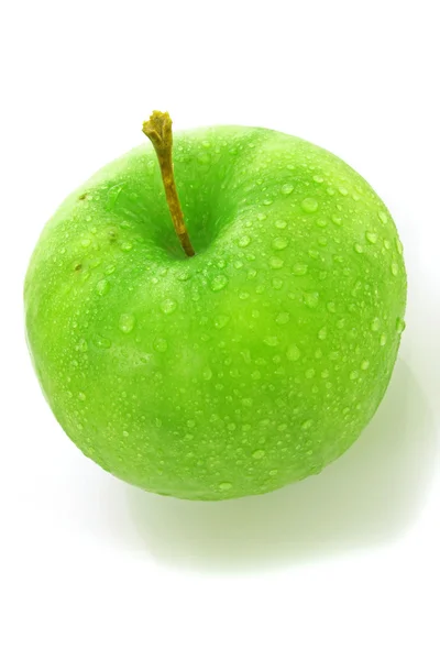 Su ile kaplı ıslak yeşil elma beyaz zemin üzerine düşer.. — Stok fotoğraf