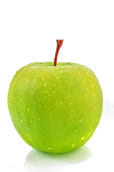 Grønn eple på hvit bakgrunn – stockfoto